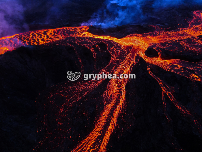 Volcan en éruption - coulées de lave basaltique divergentes - gryphea.org